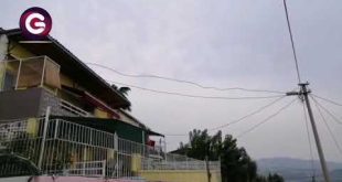 GEMLİK'TE ELEKTİRİK DİREKLERİ TEHLİKE SAÇIYOR