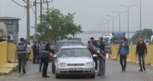 Gemlik'te yasağa rağmen şehir dışından yürüyüş için gelenlere izin verilmiyor
- ...