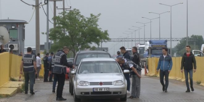 Gemlik'te yasağa rağmen şehir dışından yürüyüş için gelenlere izin verilmiyor
- ...