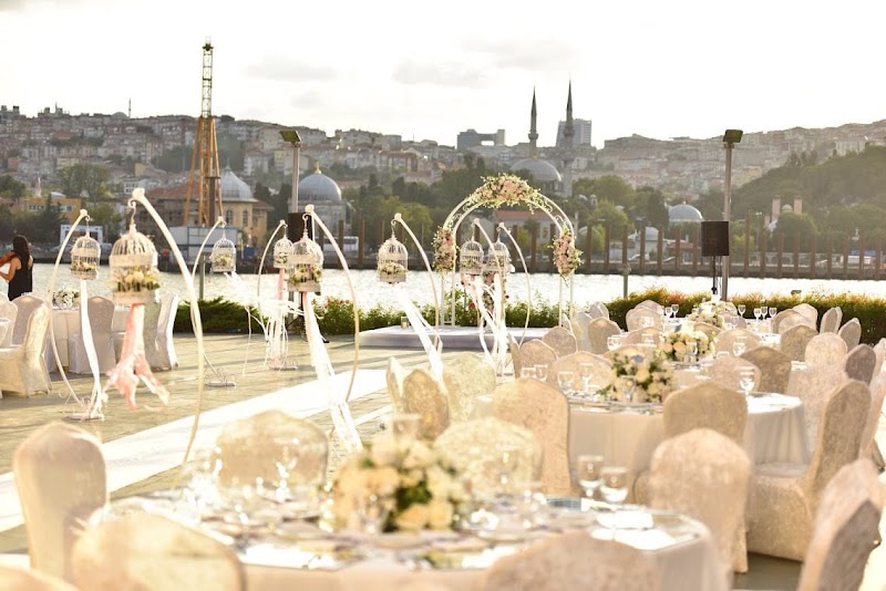 Nilü Organizasyon Masa sandalye kiralama, Napolyon Tiffany Sandalye kiralama Merkezi – Gemlik