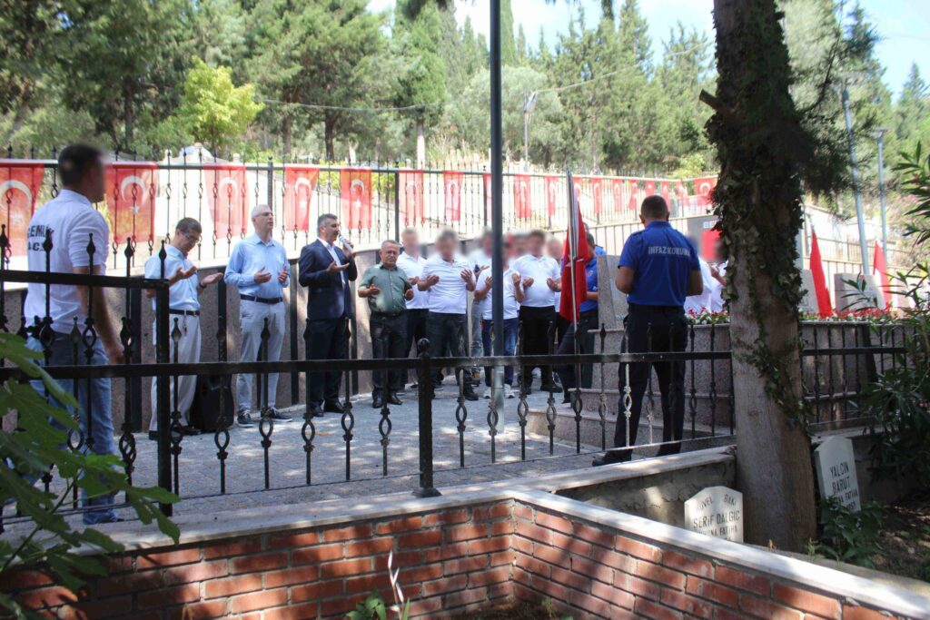 HÜKÜMLÜ VE PERSONELDEN ŞEHİTLİĞE ZİYARET – Gemlik Gündem Gazetesi